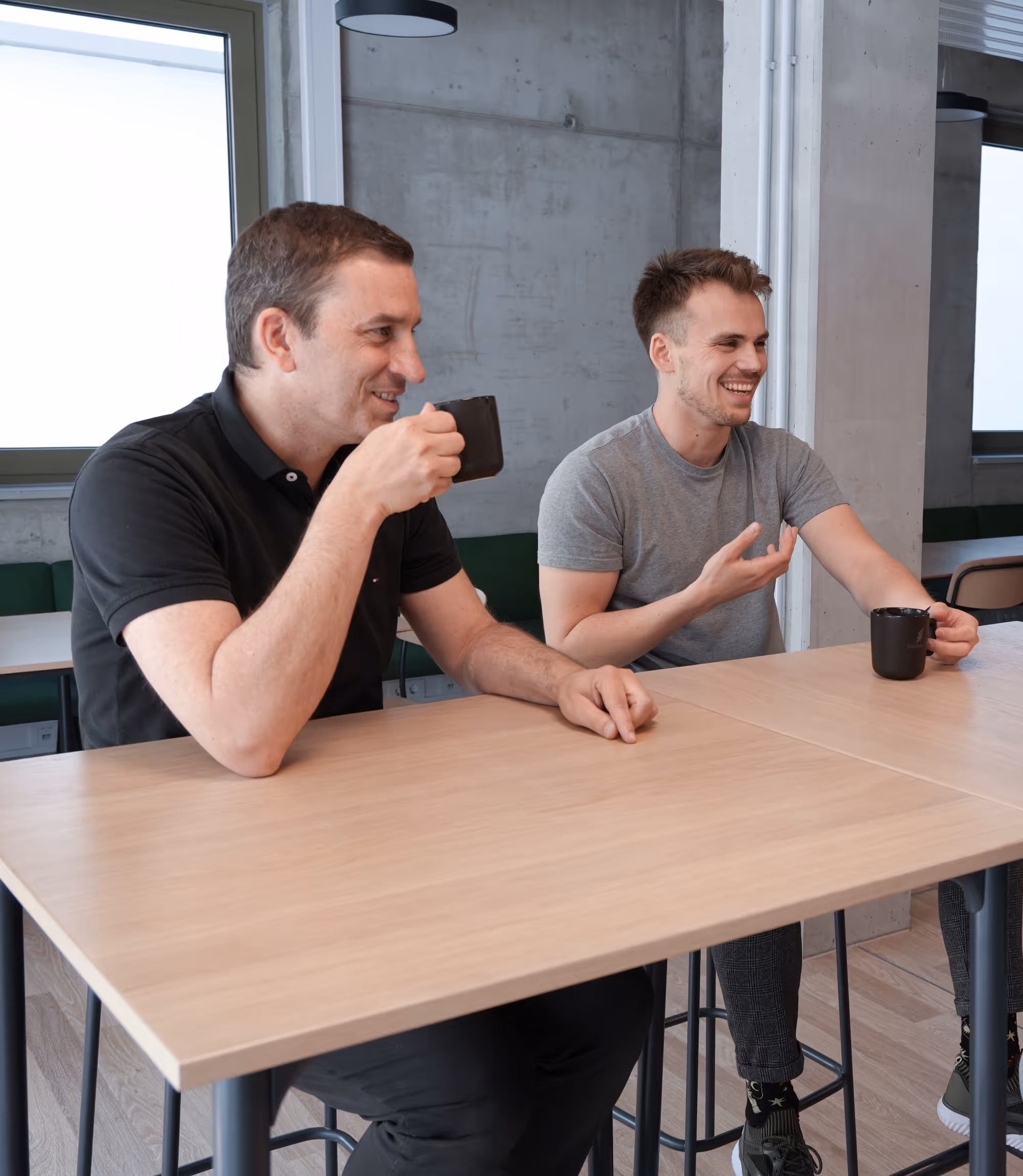Mitarbeiter und Co-CEO bei einer gemeinsamen Kaffeepause.