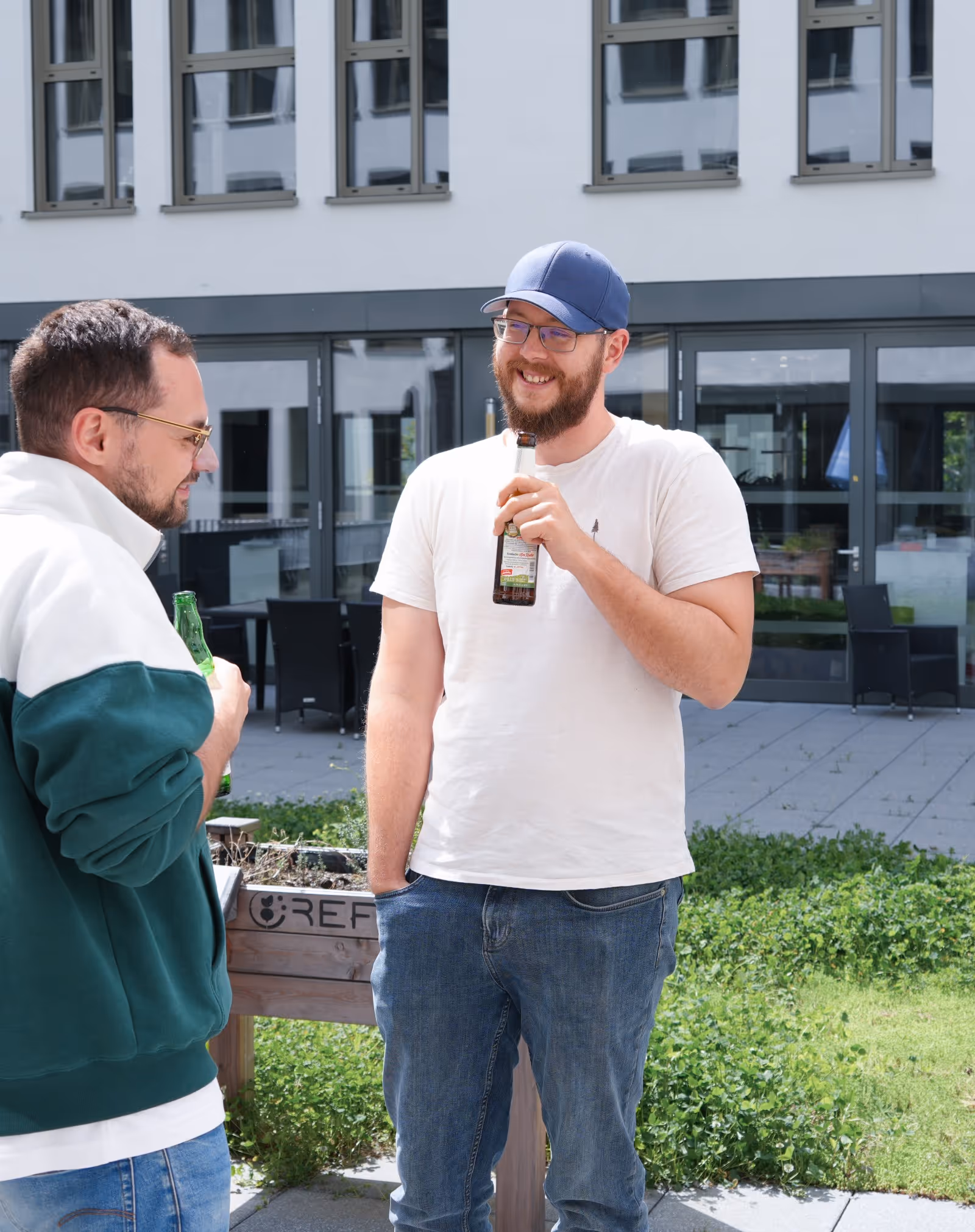Zwei Mitarbeiter verbringen Freizeit auf der Terrasse.